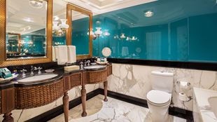 Deluxe Suite with Balcony at 5 Star Resort in Agra The Oberoi Amarvilas